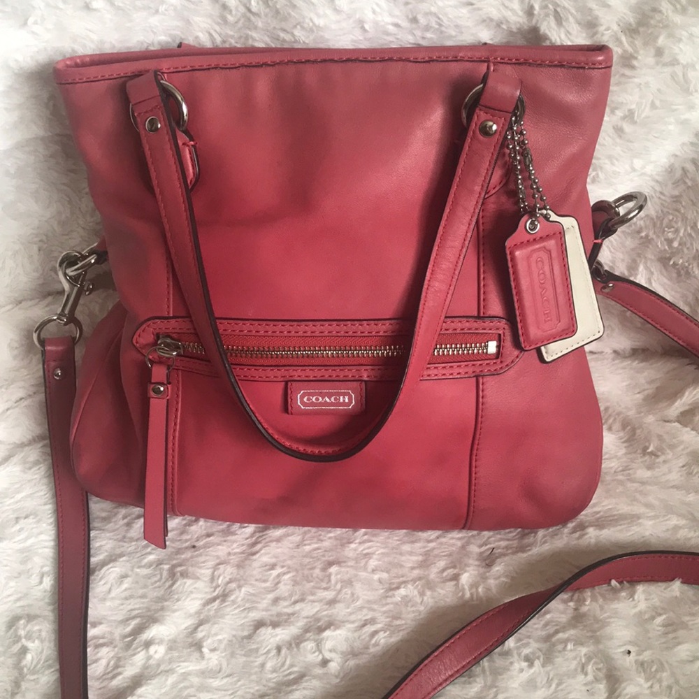GUC COACH PURSE. Coral in color. No scuffs